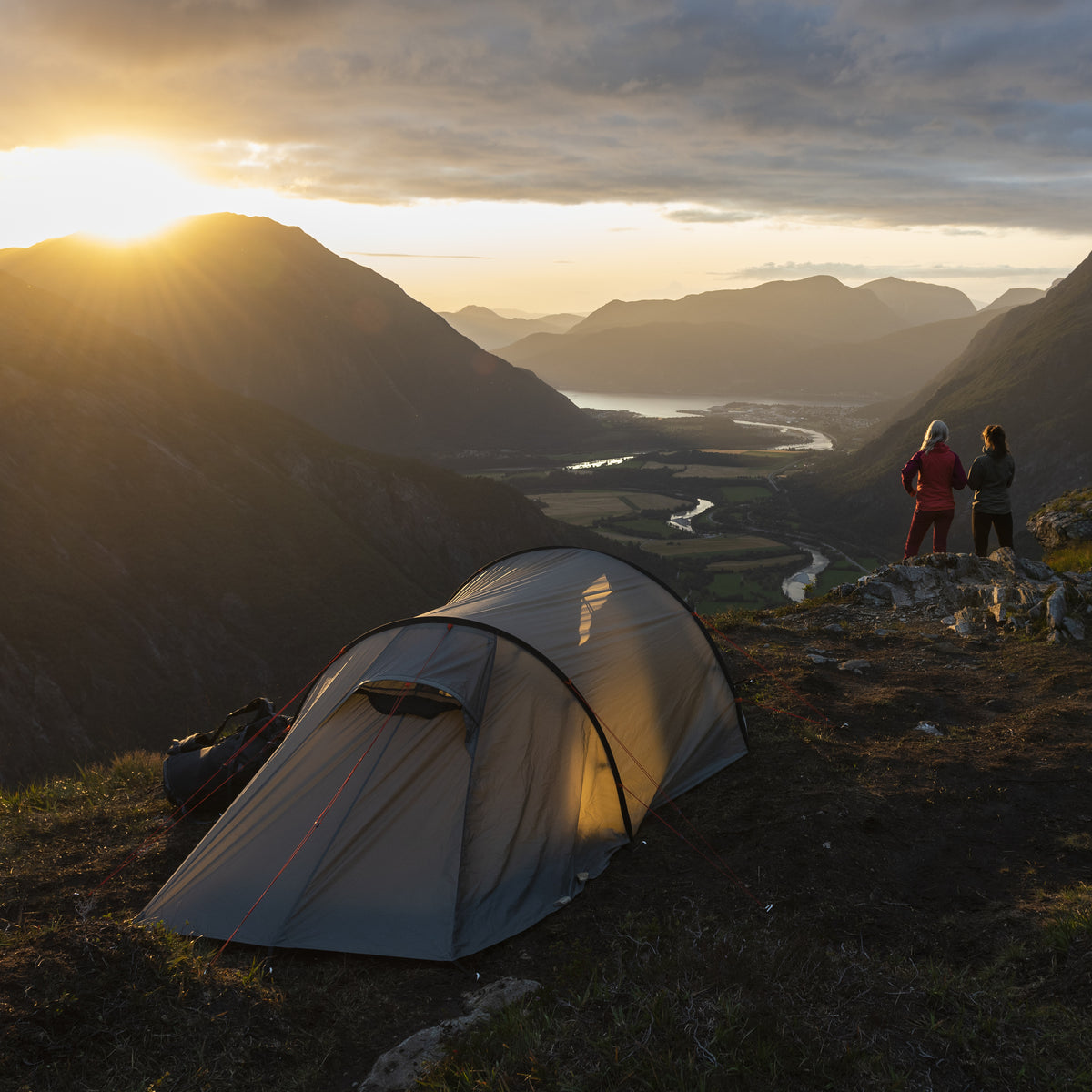 Bergans Romsdal 2-Person Tent Solid Light Grey / Bright Magma